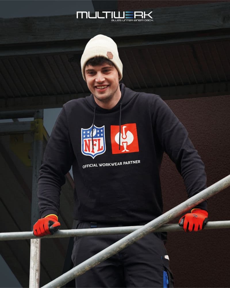 Junger Handwerker auf dem Geruest
